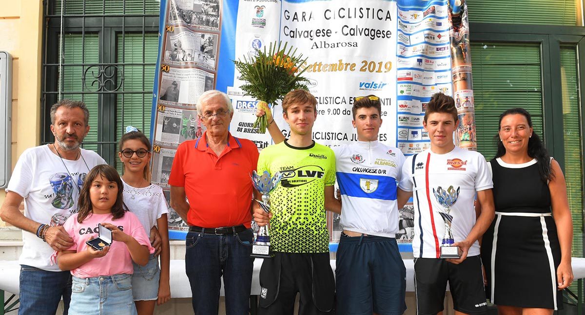 Il podio della gara Juniores di Calvagese della Riviera (foto Rodella)
