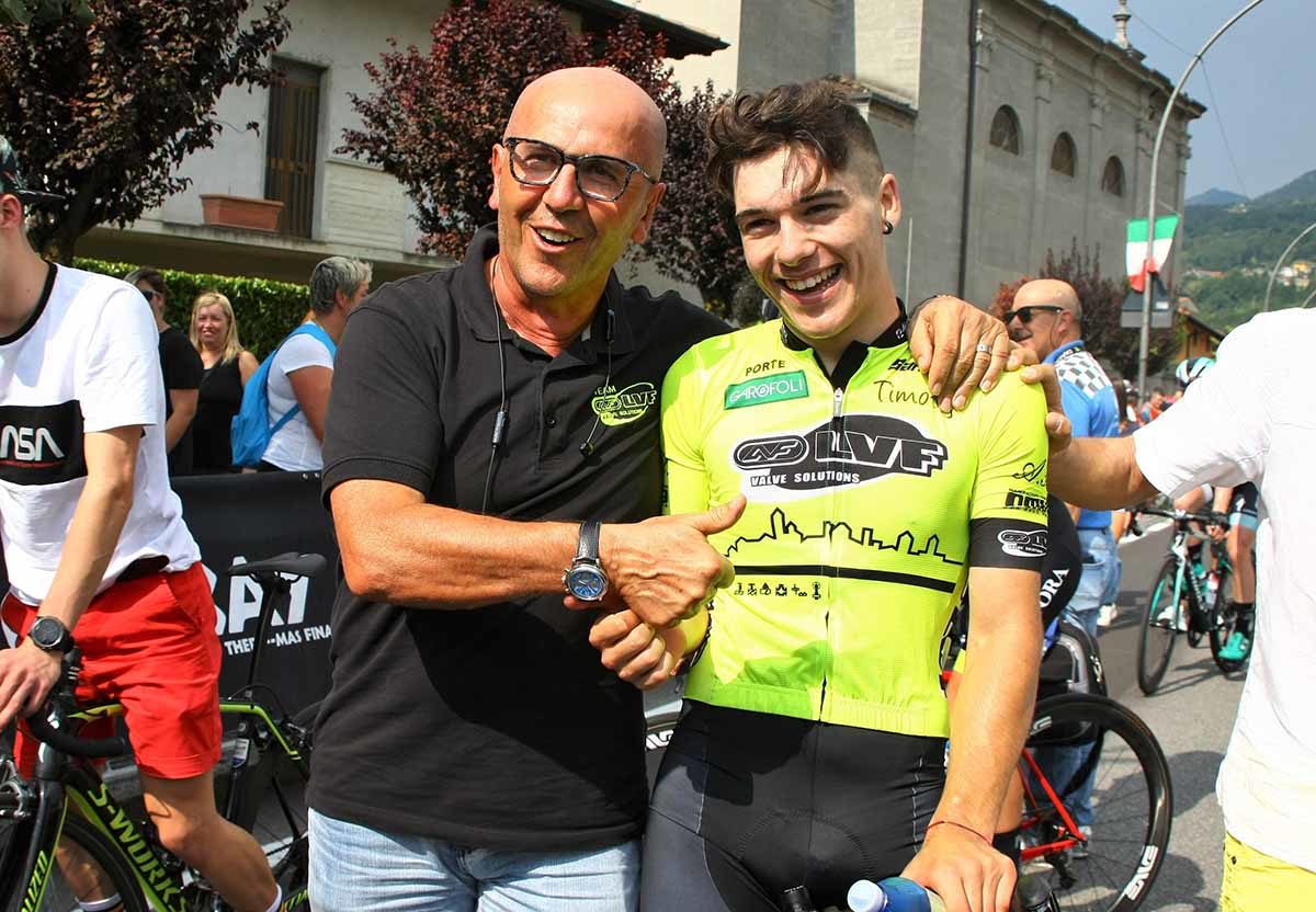 Il presidente del Team LVF Patrizio Lussana si complimenta con Tomas Trainini (foto Berry)