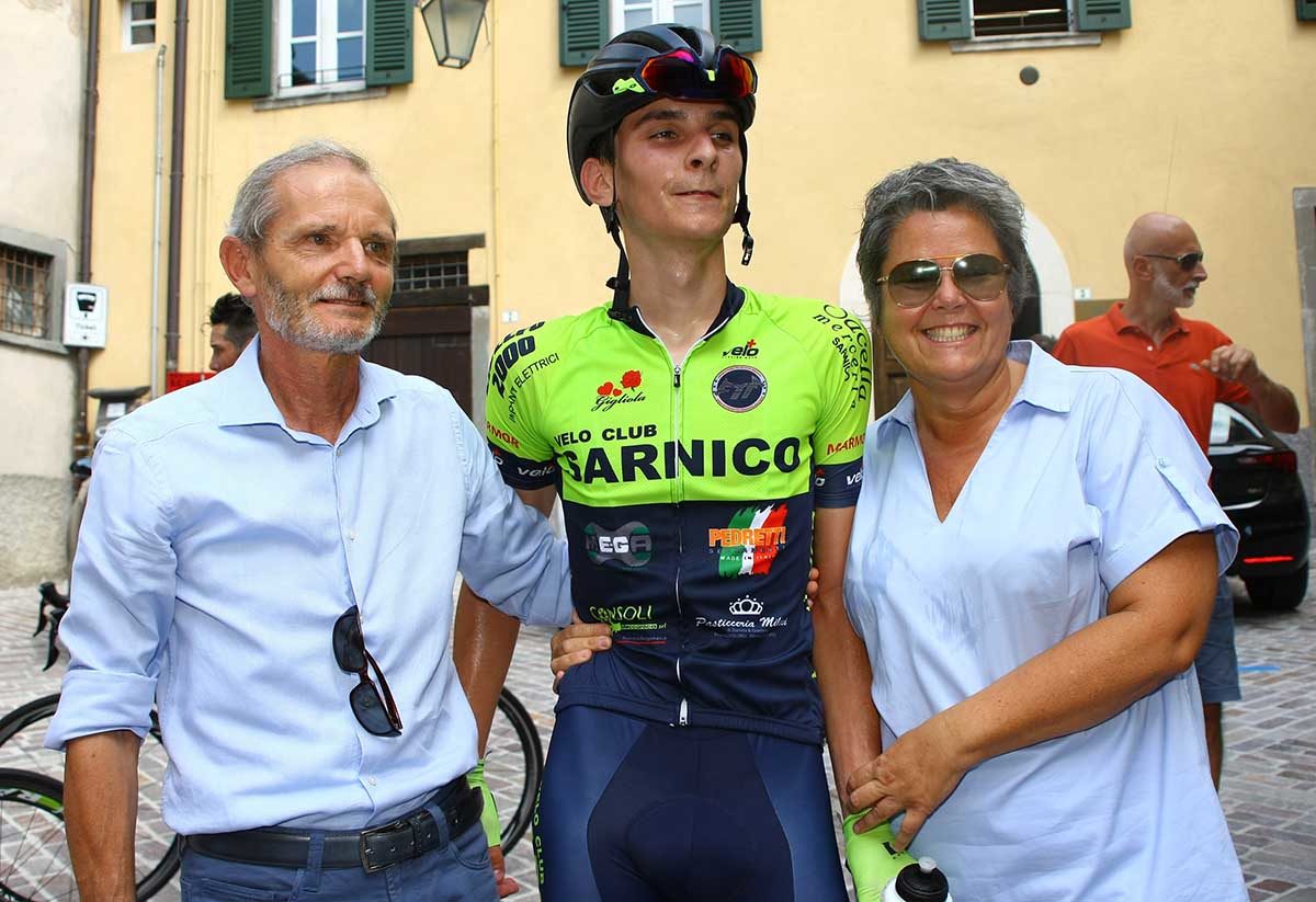 Lino Colosio festeggiato dopo l'arrivo a Clusone (foto Berry)