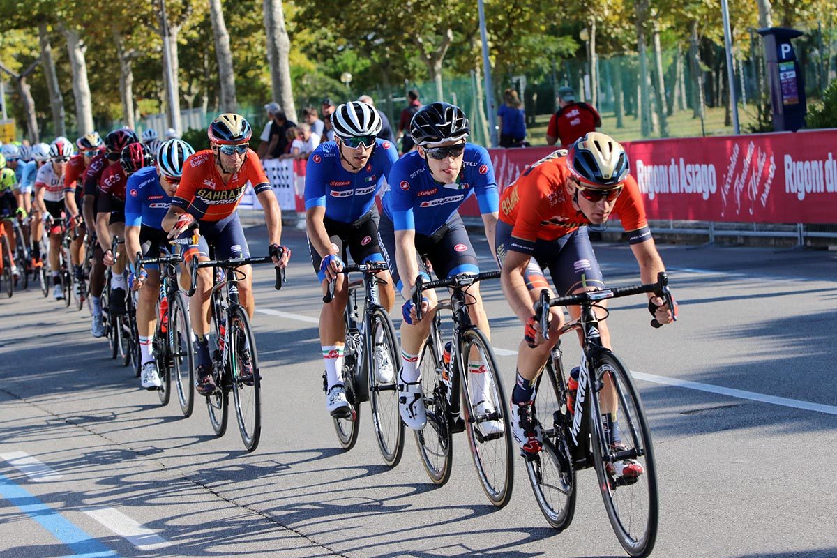 Andrea Garosio guida il gruppo (foto Photobicicailotto)