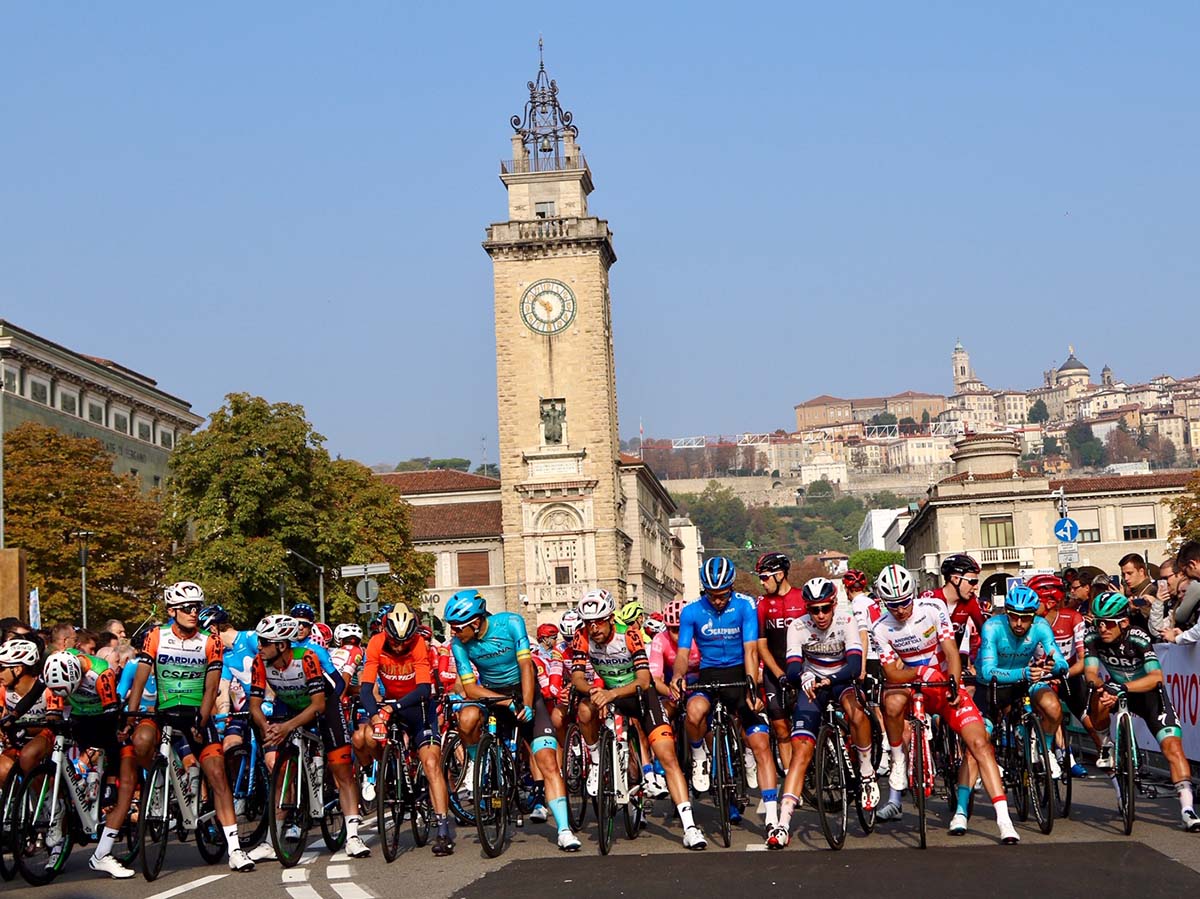 La partenza da Bergamo de Il Lombardia 2019 (foto Photobicicailotto)