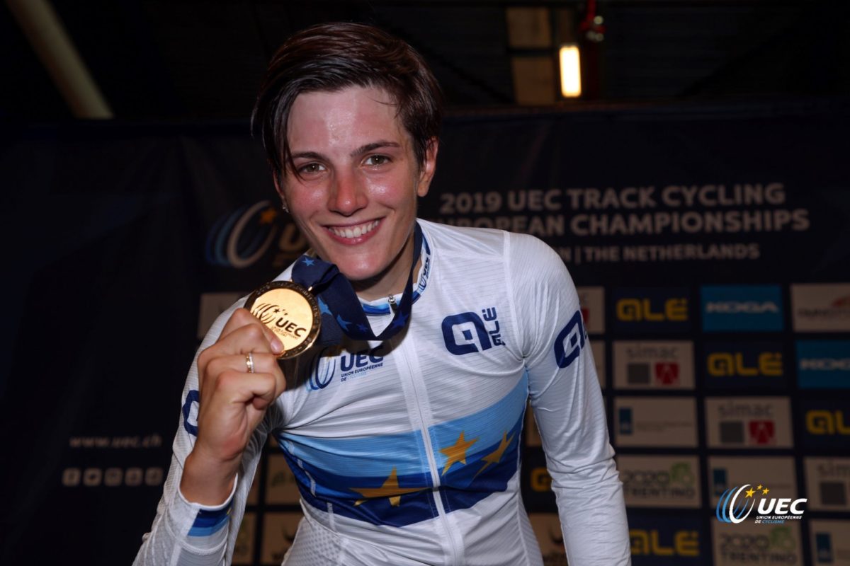 Maria Giulia Confalonieri mostra orgogliosa l'oro dell'Europeo della Corsa a punti (foto UEC/BettiniPhoto)