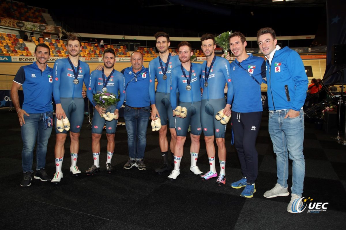 Gli azzurri del CT Marco Villa festeggiano la medaglia d'argento europea nell'Inseguimento a squadre (foto UEC/BettiniPhoto)