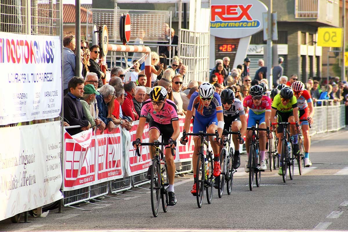 Il gruppetto  in fuga nel 57° Trofeo Villaggio San Pio X di Cesano Maderno (foto Berry)