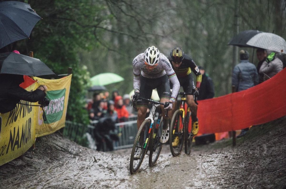 Mathieu van der Poel e Toon Aert in azione a Namur (foto UCI)