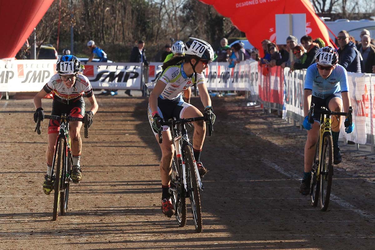 La sequenza dell'arrivo tra Anna Sinner ed Elisa Ferri al Campionato Italiano Ciclocross Donne Esordienti 1° anno a Schio (foto Fabiano Ghilardi)