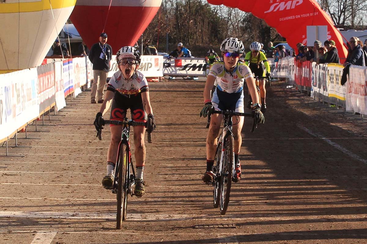 La sequenza dell'arrivo tra Anna Sinner ed Elisa Ferri al Campionato Italiano Ciclocross Donne Esordienti 1° anno a Schio (foto Fabiano Ghilardi)