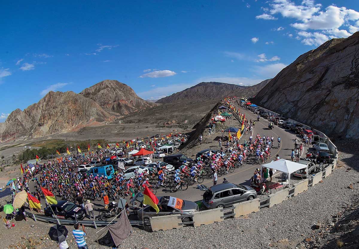 Un passaggio in salita della prima tappa della Vuelta a San Juan 2020 (foto Ilario Biondi/BettiniPhoto)