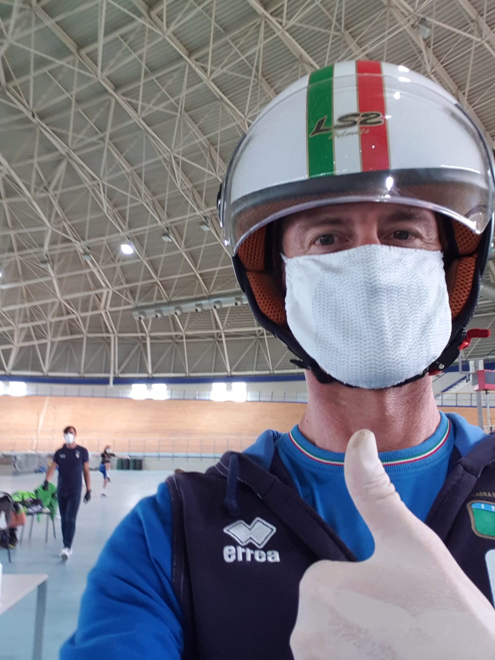 Il CT Edoardo Salvoldi con tutte le protezioni al Velodromo di Montichiari