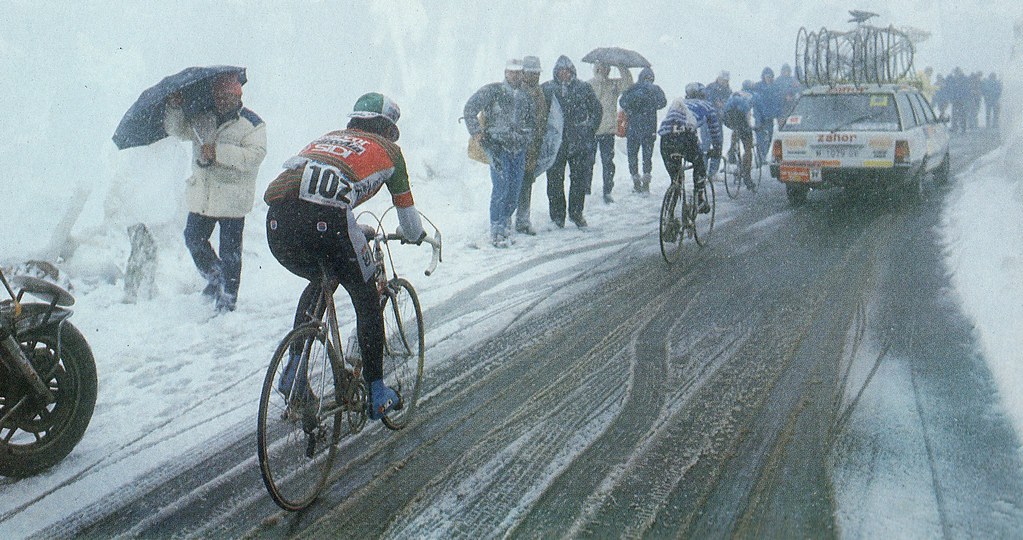 La celebre bufera di neve che sorprese la carovana del Giro d'Italia del 1988 sulla salita del Gavia