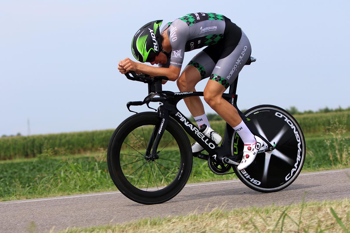 Stefano Cavalli in azione nella cronometro Juniores di Roveredo di Guà (foto Photobicicailotto)