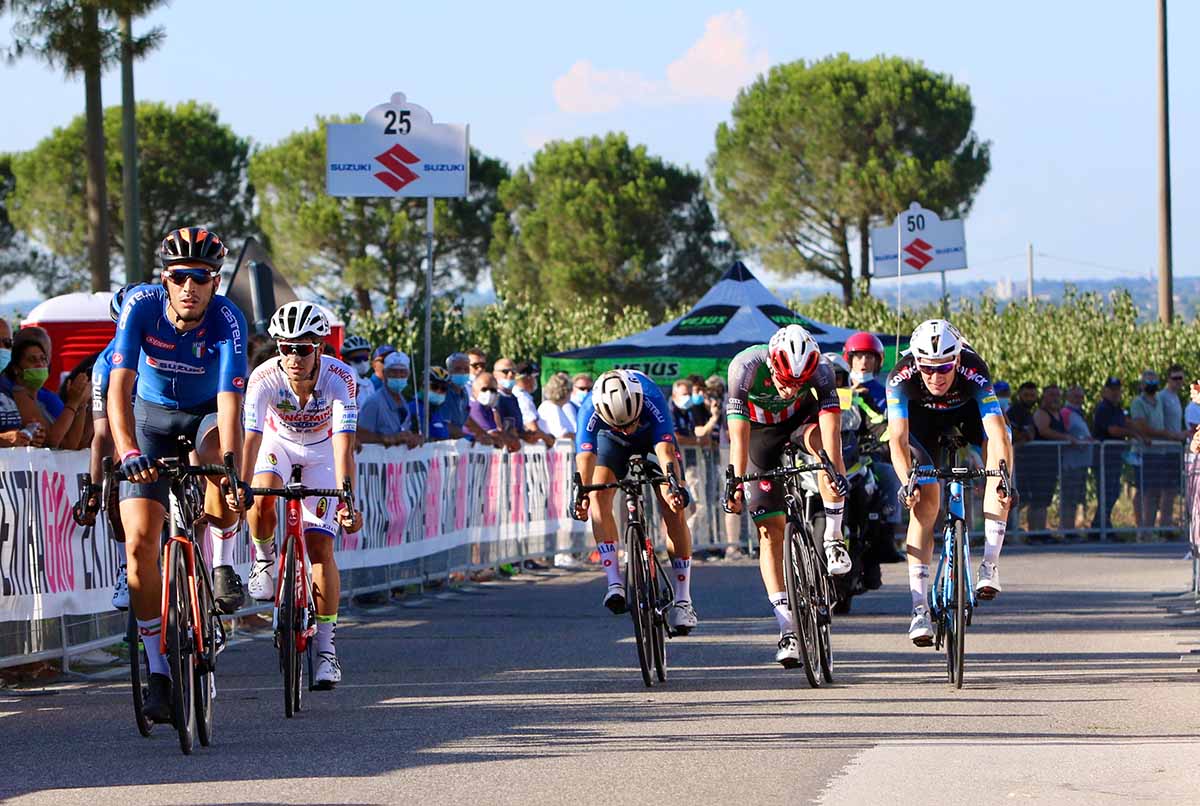 La volata per il secondo posto a Faenza (foto Photobicicailotto)