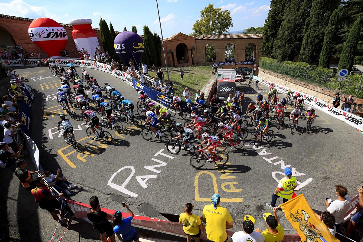 Passaggio del gruppo alla curva delle Orfanelle nel 103° Giro dell'Emilia - Granarolo (foto BettiniPhoto)