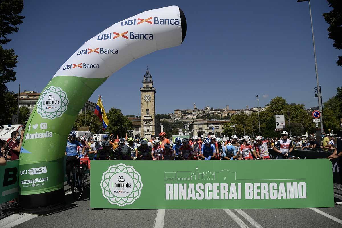 La partenza da Bergamo de Il Lombardia 2020 (foto LaPresse)
