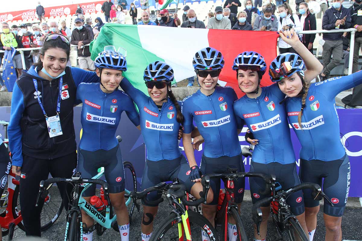 Le altre junior azzurre festeggiano sotto il podio la vittoria all'Europeo di Eleonora Gasparrini (foto Sportfoto.nl)