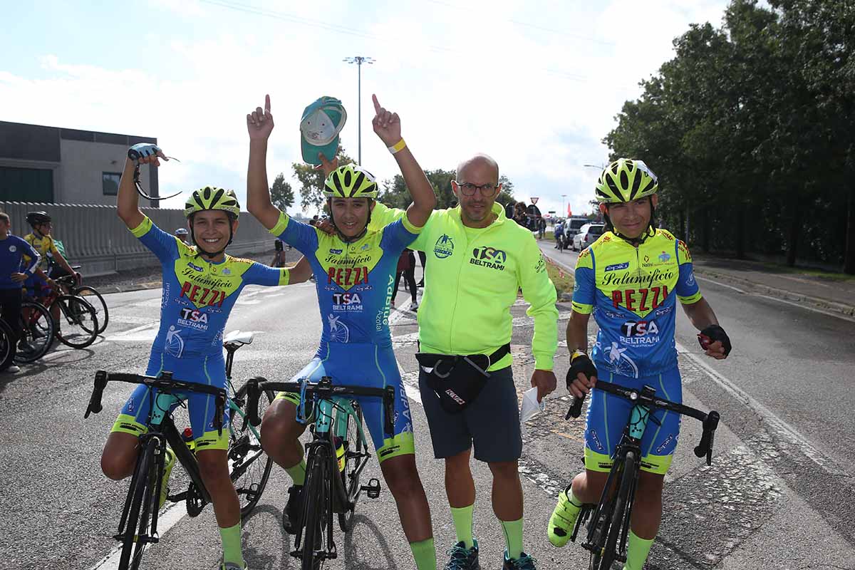 Festa della Gioca in Bici Oglio Po per la vittoria di Federico Saccani a Covo tra gli Esordienti 1° anno (foto Soncini)