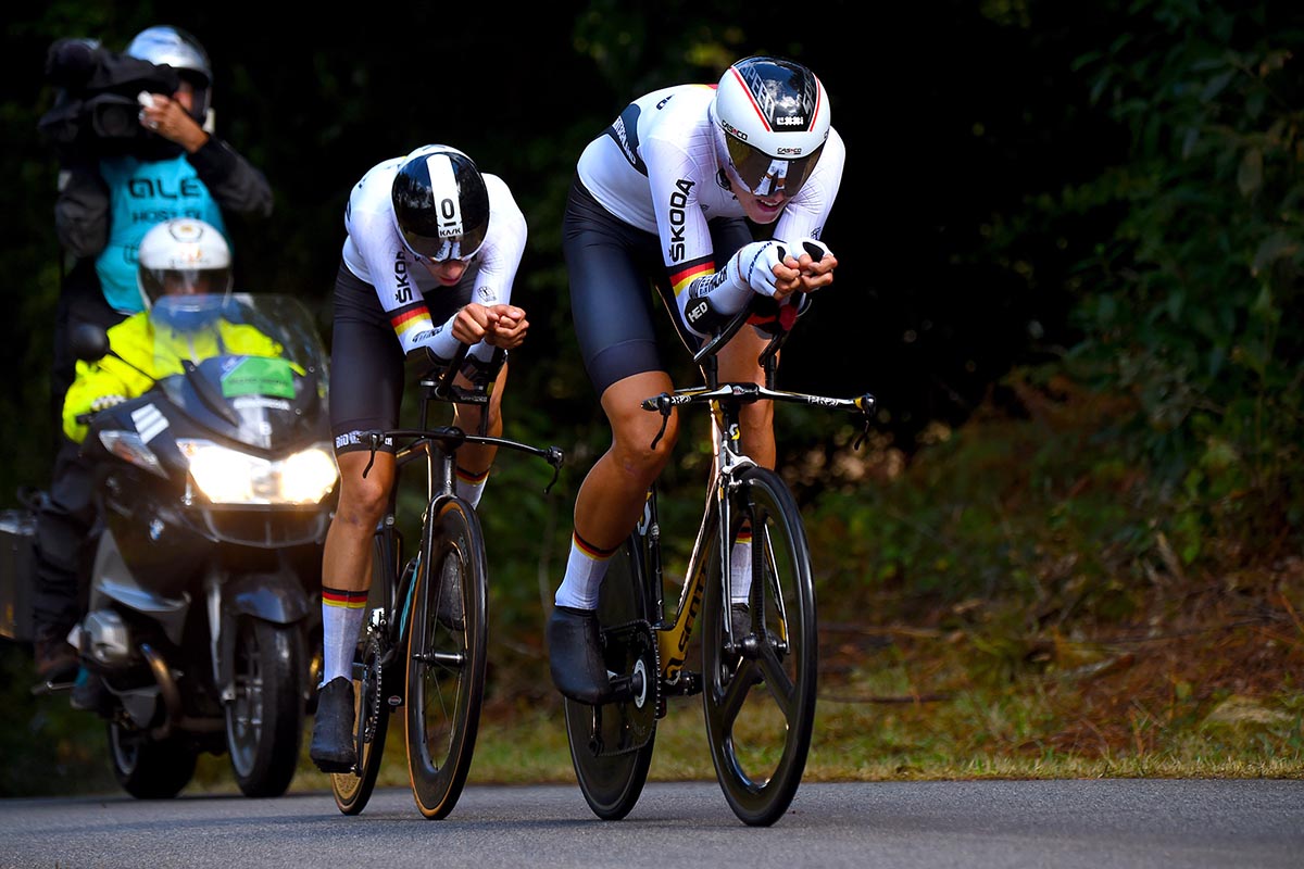 Tedesche in azione nella staffetta mista degli Europei di Plouay (foto BettiniPhoto)