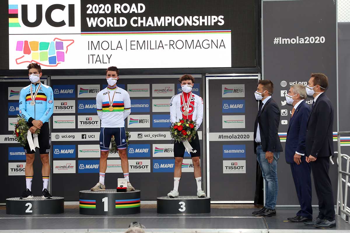 Il podio dei Mondiali Imola 2020 con il presidente UCi, il presidente CIO e il sindaco di Imola (foto Photobicicailotto)