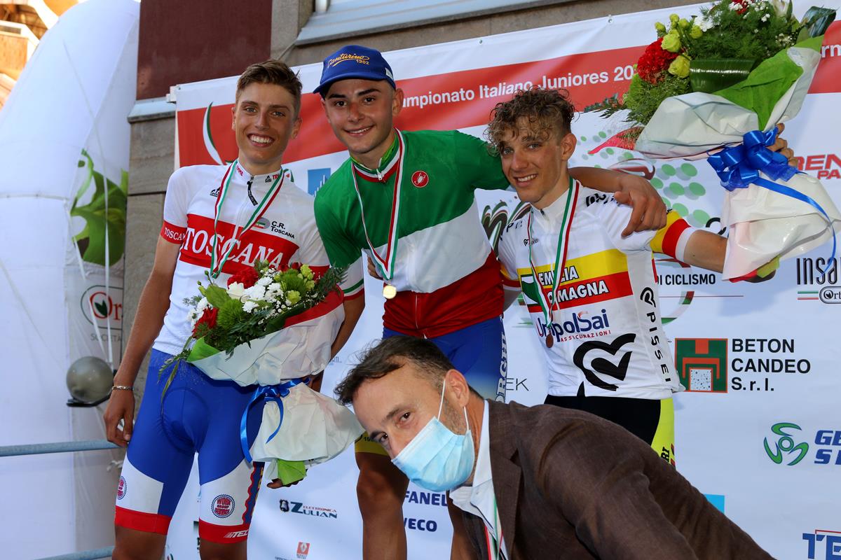 L'organizzatore Massimo Levorato con i primi tre del Campionato Italiano Juniores 2020 (foto Photobicicailotto)