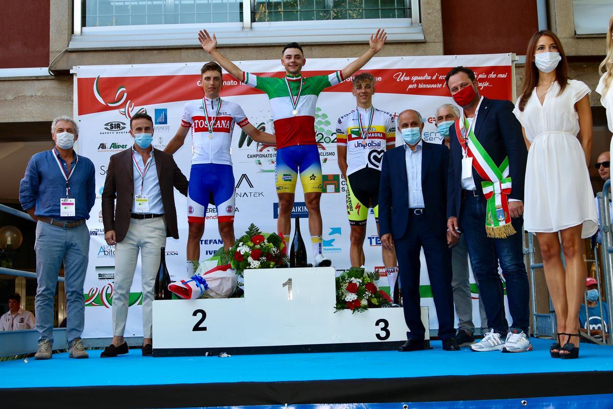 Il podio del Campionato Italiano strada Juniores 2020 vinto da Andrea Montoli (foto Photobicicailotto)