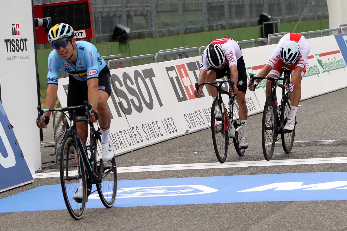 Wout Van Aert vince la volata per il secondo posto a Imola2020 (foto Photobicicailotto)