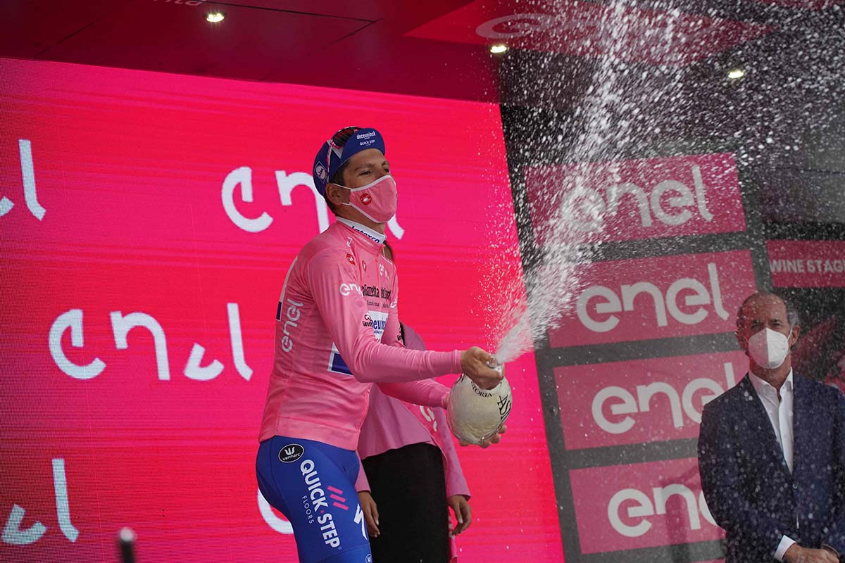 Joao Almeida resta maglia rosa al Giro d'Italia 2020 (foto LaPresse)