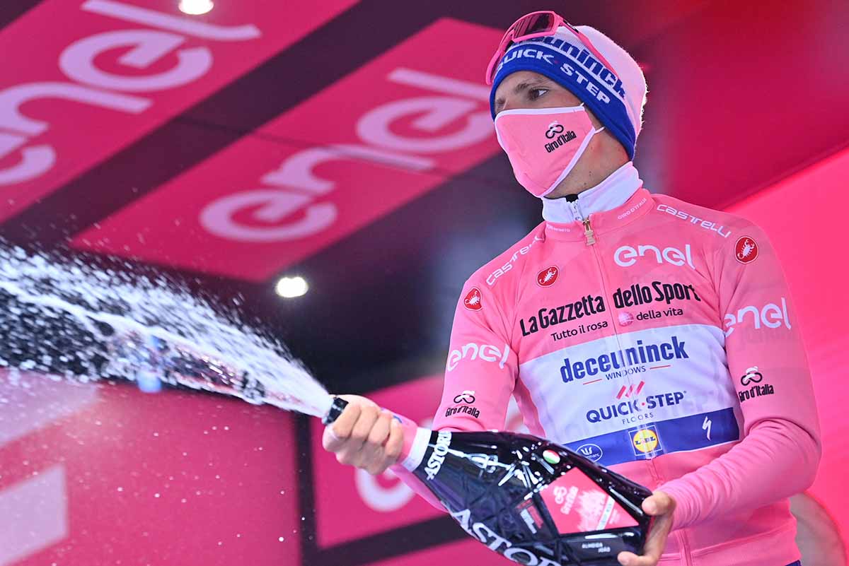 Joao Almeida resta maglia rosa al Giro d'Italia 2020 (foto LaPresse)