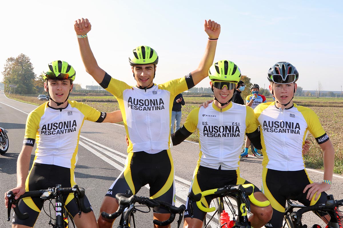 Riccardo Galante festeggia con i compagni della Pavoncelli Ausonia la vittoria del Trofeo Petrucci a Vigasio (foto Photobicicailotto)