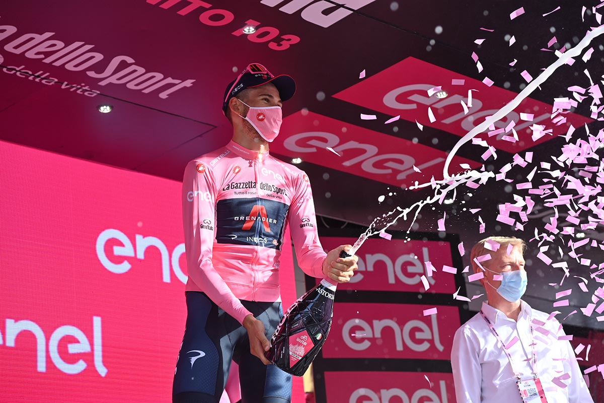 Filippo Ganna ancora maglia rosa dopo la seconda tappa del Giro d'Italia 2020 (foto LaPresse)