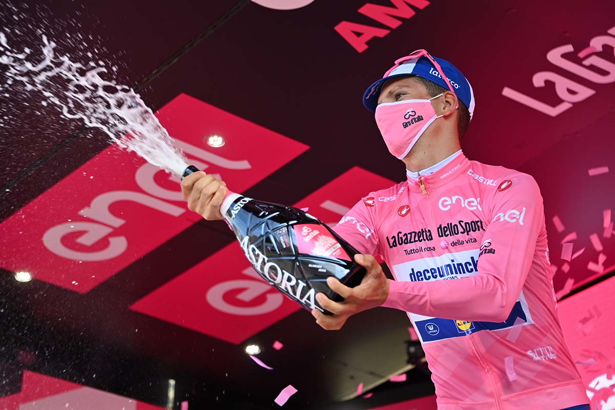Joao Almeida resta maglia rosa al Giro d'Italia 2020 (foto LaPresse)