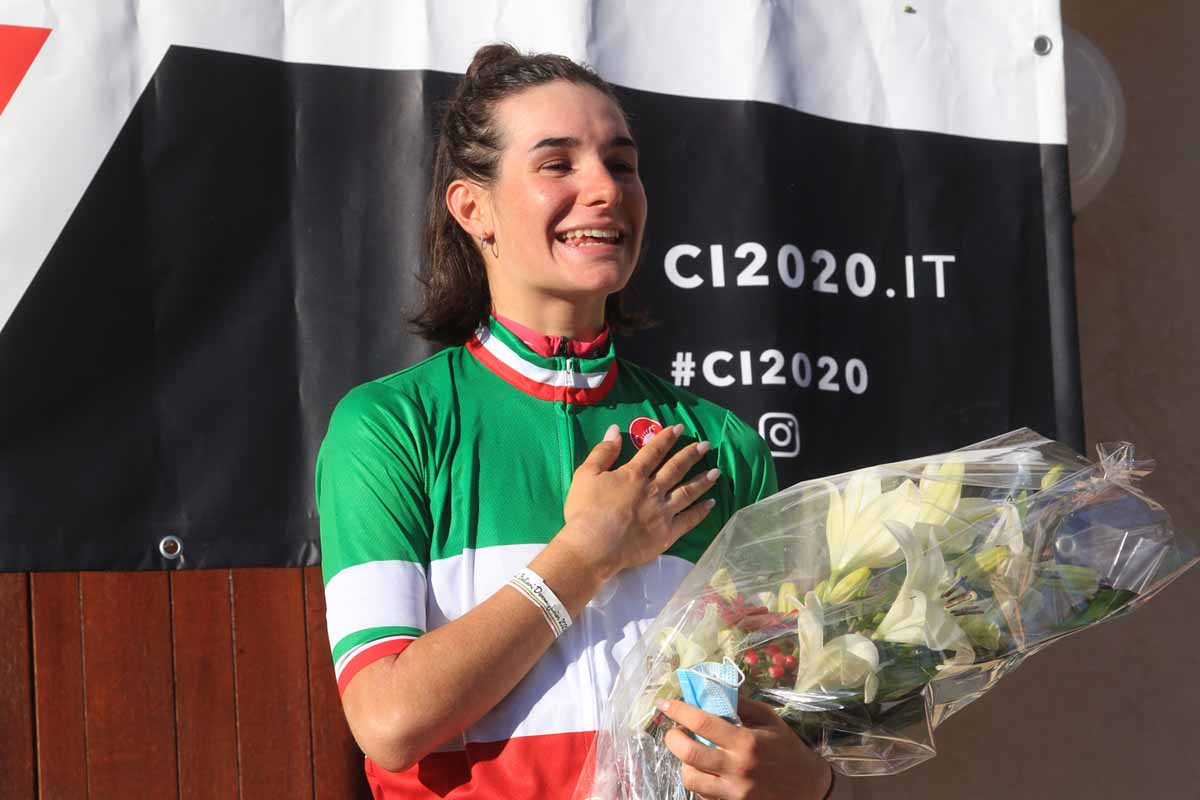 Francesca Barale festeggia la vittoria del Campionato Italiano strada Donne Junior 2020 a Sarcedo (foto Fabiano Ghilardi)