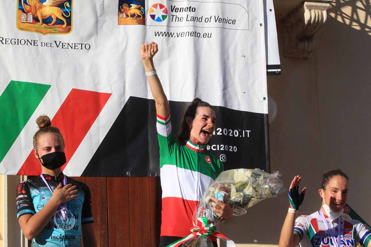 Francesca Barale festeggia la vittoria del Campionato Italiano strada Donne Junior 2020 a Sarcedo (foto Fabiano Ghilardi)