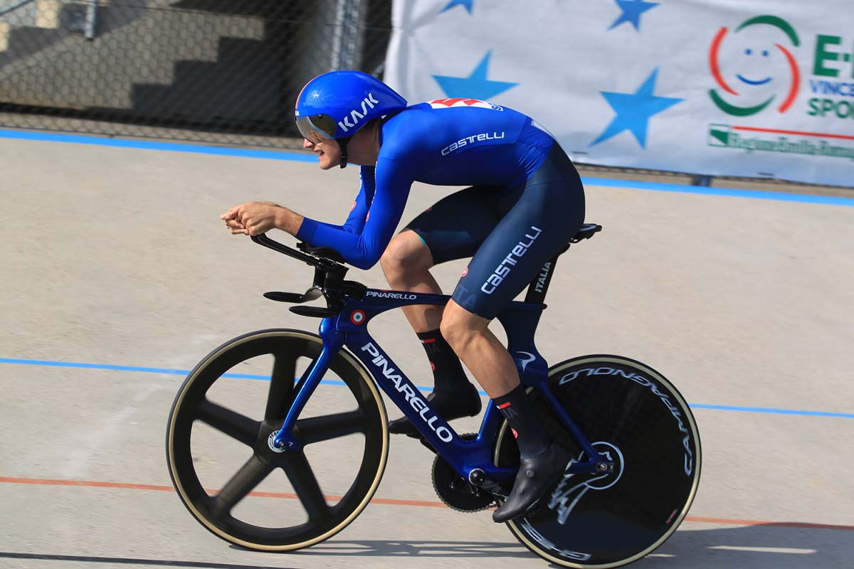 Manlio Moro in azione nella finale per il bronzo all'Europeo Inseguimento Juniores (foto Fabiano Ghilardi)