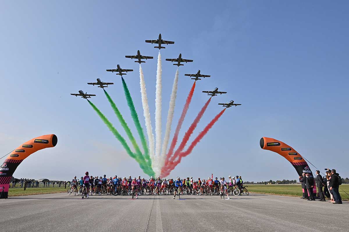 Frecce Tricolori alla partenza della tappa 15 del Giro d'Italia 2020 (foto LaPresse)