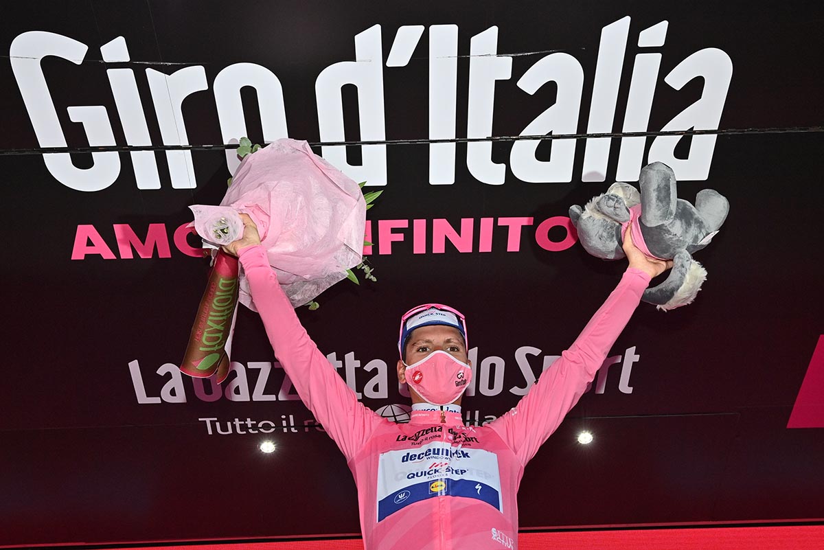 Joao Almeida resta maglia rosa al Giro d'Italia 2020 (foto LaPresse)