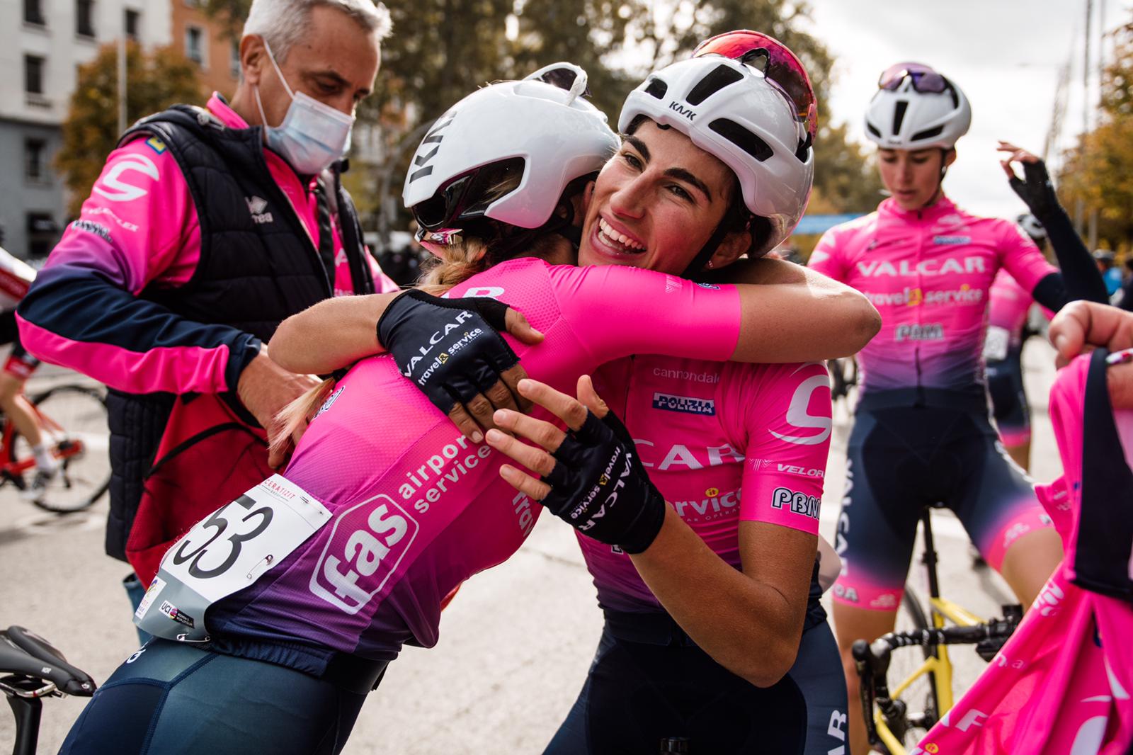 Elisa Balsamo riceve l'abbraccio delle compagne dopo la vittoria a Madrid (foto Twila Muzzi)