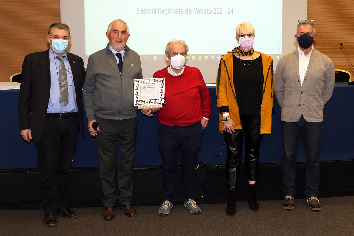 Mario Penariol premiato dall'ex presidente FCI Veneto Igino Michieletto e dai rappresentanti FCI Isetti, Battistella e Fantoni (foto Photobicicailotto)