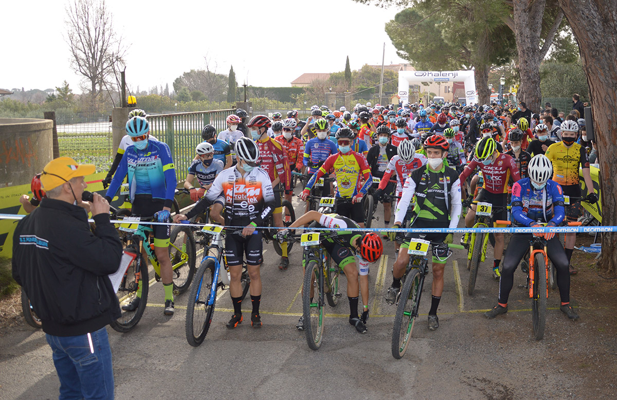 gli junior al via della Coppa Città di Albenga