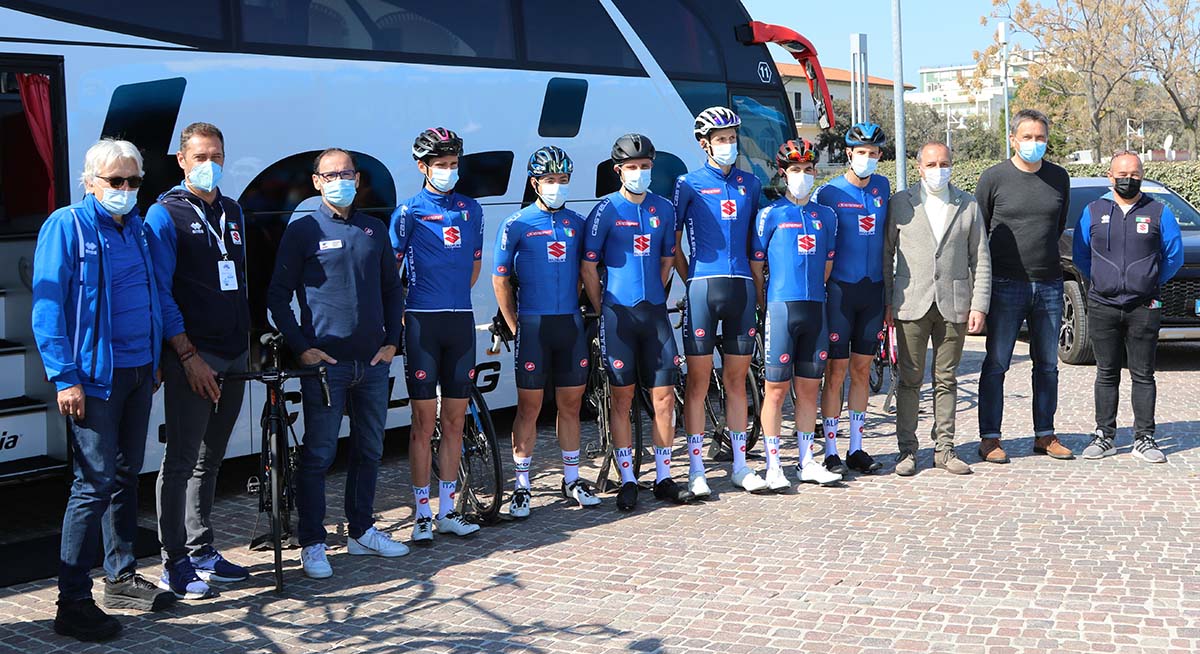 Nazionale Italiana con i CT Cassani, Villa, Amadori, il presidente FCI Cordiano Dagnoni e Roberto Amadio (foto Photobicicailotto)