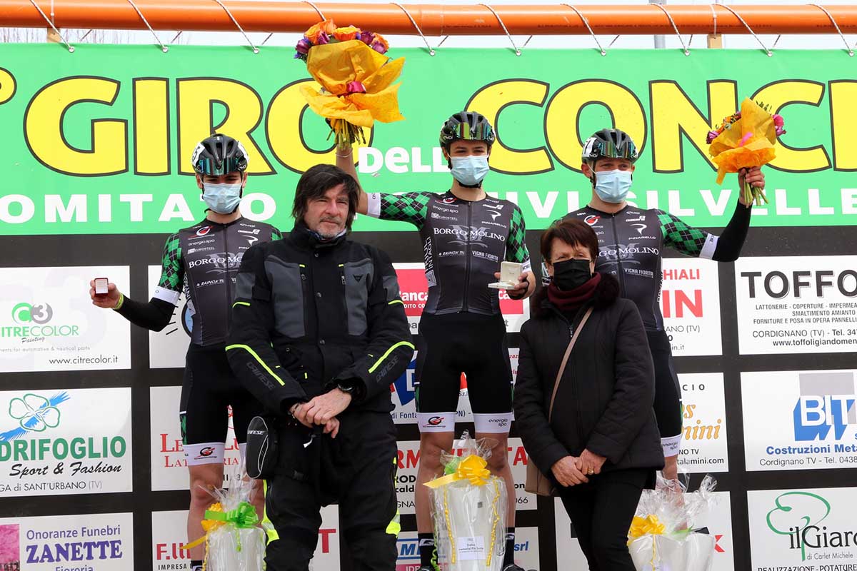 Gianni Bugno premia il podio del Circuito delle Conche 2021 (foto Photobicicailotto)
