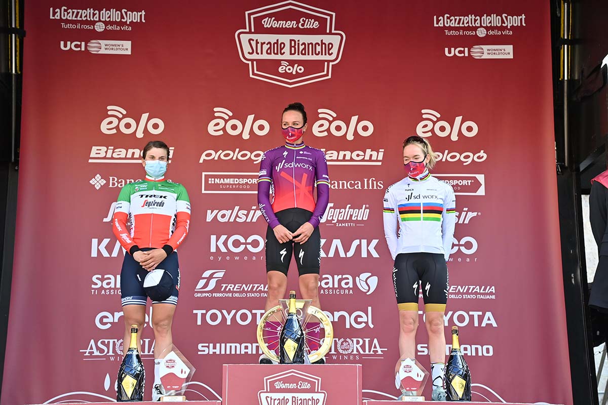 Il podio della Strade Bianche Women Elite 2021 (foto LaPresse)