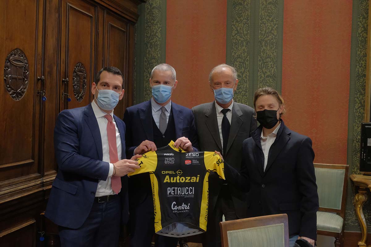 Il presidente Enrico Mantovanelli con l'assessore FIlippo Rando, Il Dottor Lucio Cordioli e Damiano Cunego (foto Ennevi Foto)