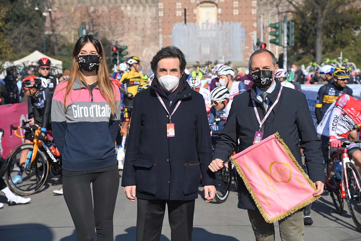 Il presidente di RCS Urbano Cairo e il presidente della FCI Cordiano Dagnoni alla partenza da Milano (foto LaPresse)