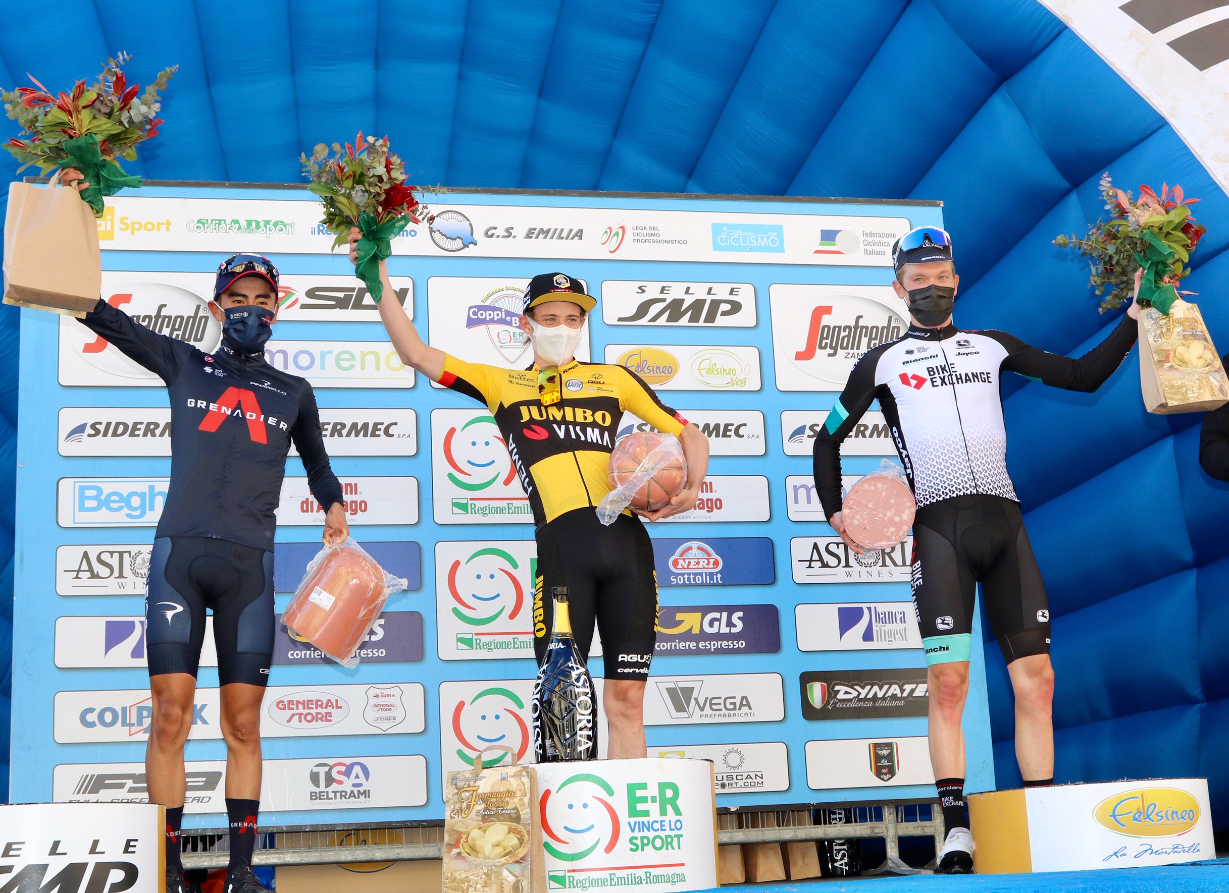 Il podio della seconda tappa della Settimana Coppi e Bartali 2021 (foto Photobicicailotto)