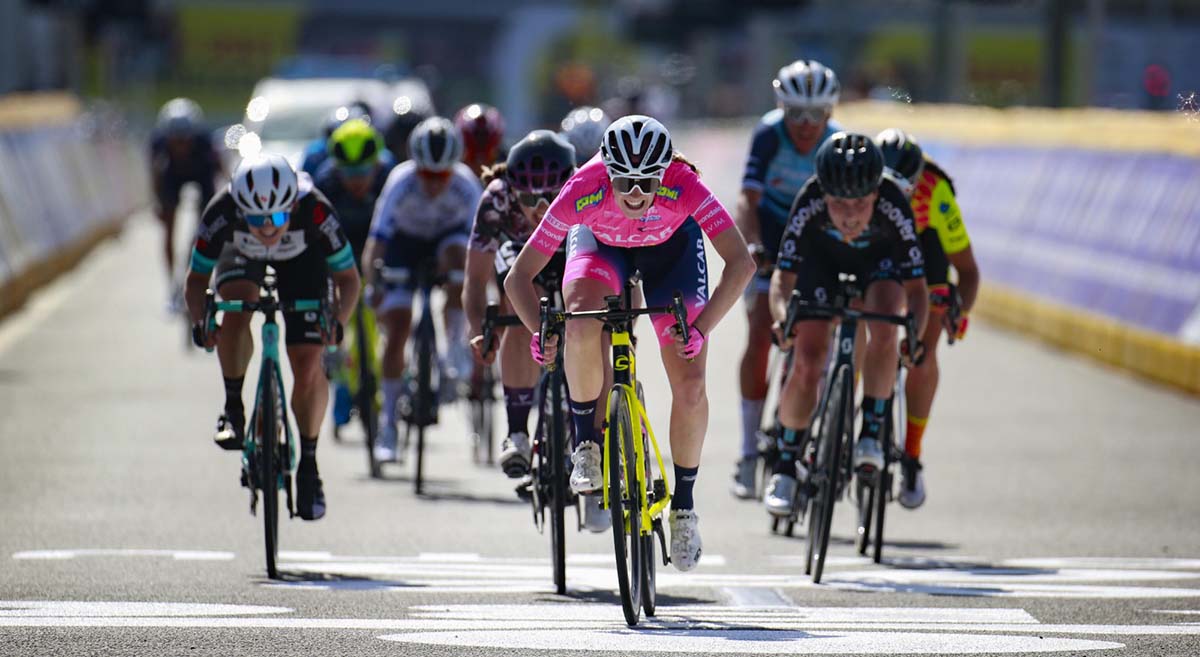 La volata di Vittoria Guazzini (foto Cor Vos)