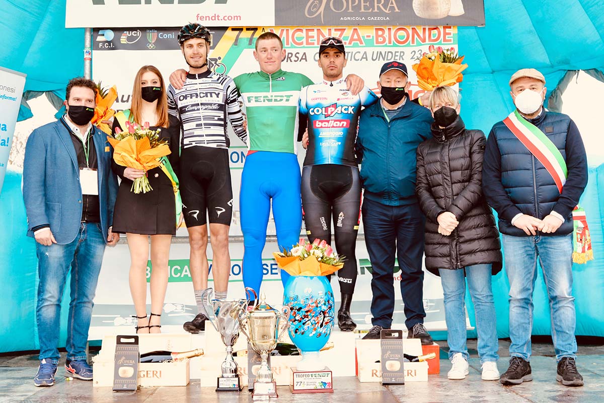 Il podio della Vicenza-Bionde 2021 (foto Photobicicailotto)