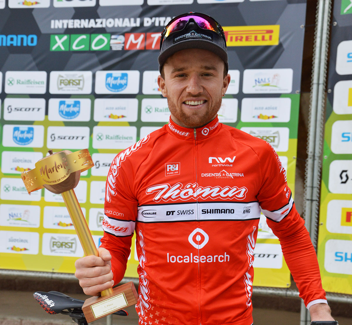 Mathias Flückiger con il trofeo della Marlene Sudtirol Sunshine Race