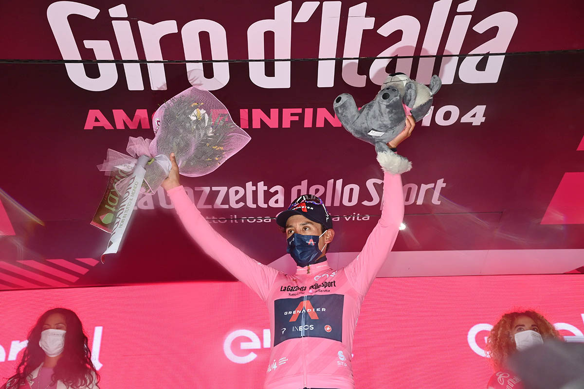 Egan Bernal nuova maglia rosa al Giro d'Italia 2021 (foto LaPresse)