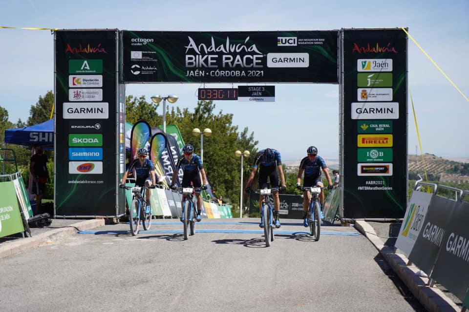 Arrivo in parata per i ragazzi del Team Bulls nella prima tappa dell'Andalucia Bike Race 2021