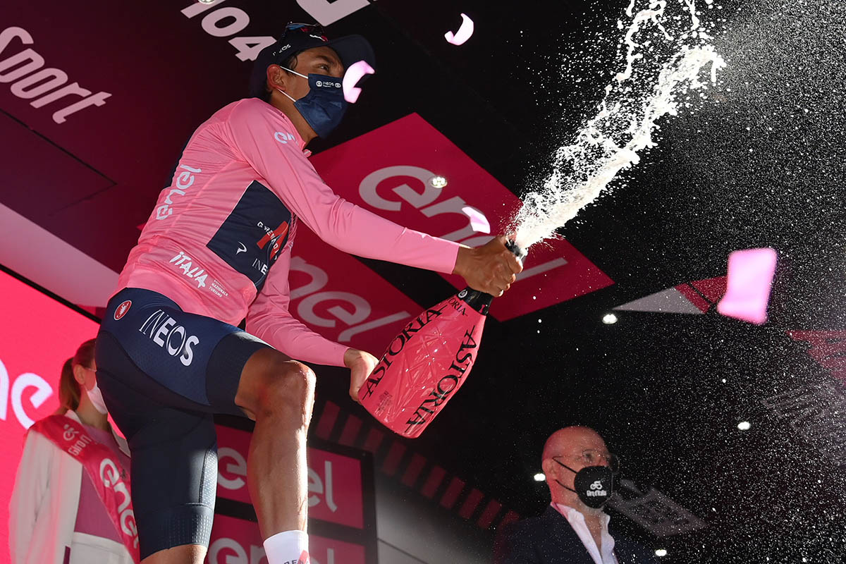 Egan Bernal si conferma maglia rosa al Giro d'Italia 2021 (foto LaPresse)